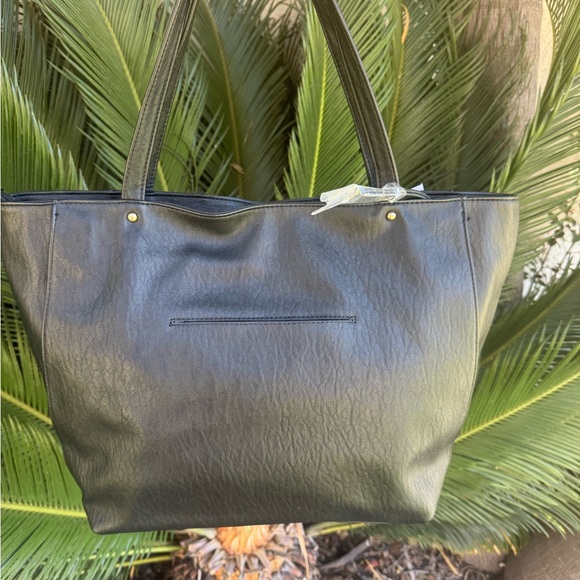 Black faux Leather Tote Bag with Gold Chain by Jessica Simpson - Picture 6 of 9